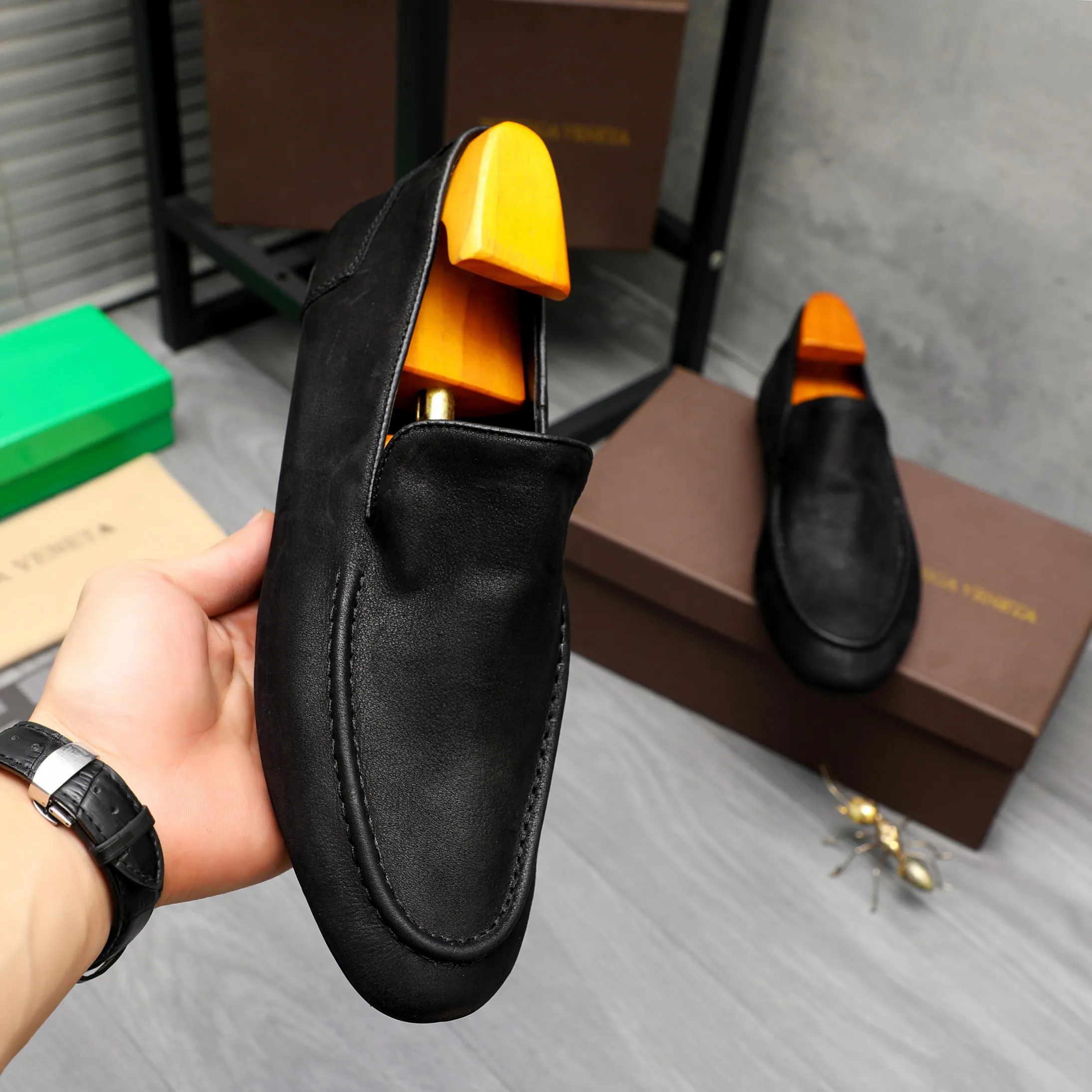 Men's shoes 💰460 Product trademark: BV "Bottega Veneta" soft leather men's shoes Regular size: 39-45 Product materials: Selected high-quality pebbled cowhide upper, cowhide lining, original outsole
